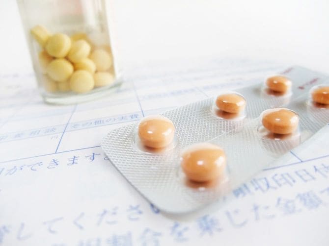 領収書の上に、2種類の錠剤