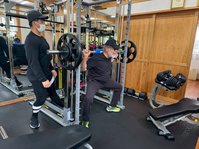 “年齢と同じ重さ”のバーベルをひょいっと持ち上げる鎌田實さん(77)