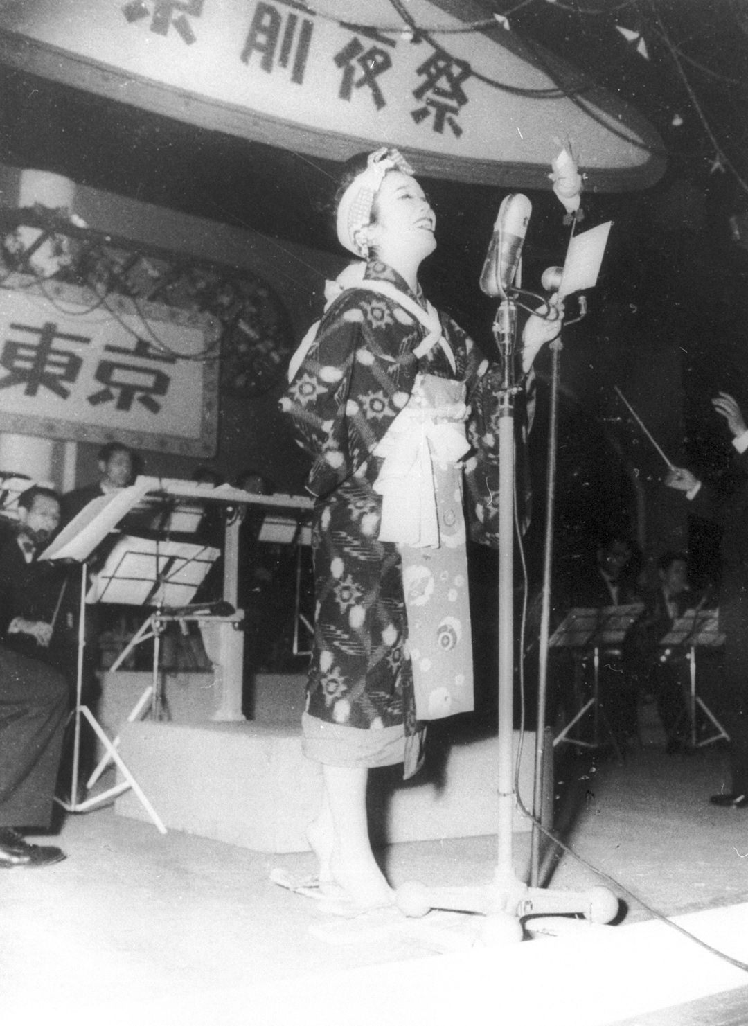 ラジオの世界では昭和26年9月から民間放送がスタート、番組も一気に多様化した。ヒット曲「東京ブギウギ」を歌う笠置シヅ子（＝1951年12月・東京都）