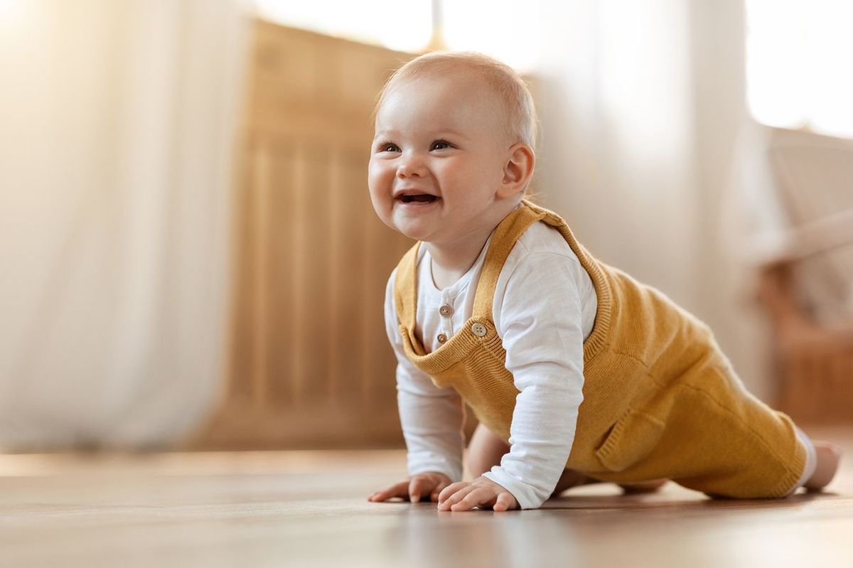 ハイハイする男の子の赤ちゃん