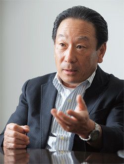 <strong>川本隆一</strong>●かわもと・りゅういち<br>1952年、愛知県生まれ。76年、早稲田大学理工学部卒業、伊奈製陶（現INAX）入社。半田工場に配属後、開発畑を歩く。2000年取締役、03年常務、06年専務。07年より現職。水温を自動調節する「サーモスタット混合水栓」や電源不要の「自動水栓」など数々のヒット商品を手がけた。