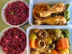 ベジタリアンとノンベジタリアンのランチ。これにパンがつく。サラダは同じ、キヌアとビートルート。食事はおいしかった。