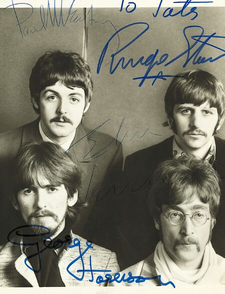 ビートルズのメンバー。右上：ジョン・レノン、右下：ポール・マッカートニー、左上：リンゴ・スター、左下：ジョージ・ハリスン