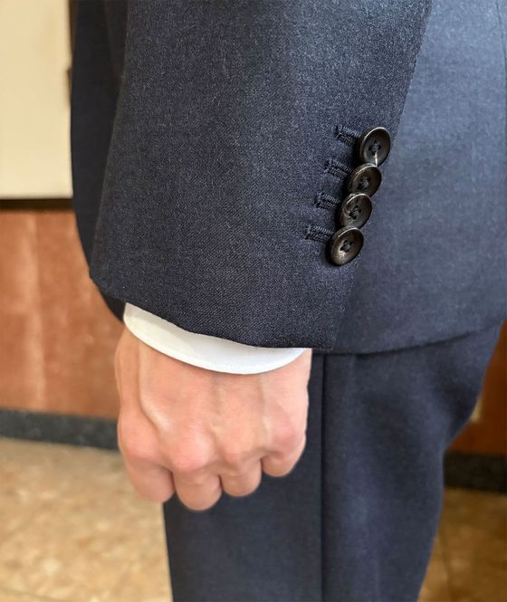 スーツの袖丈から1センチほどシャツが見えるのがベスト