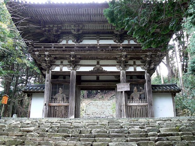 安土城跡にある摠見寺の仁王門