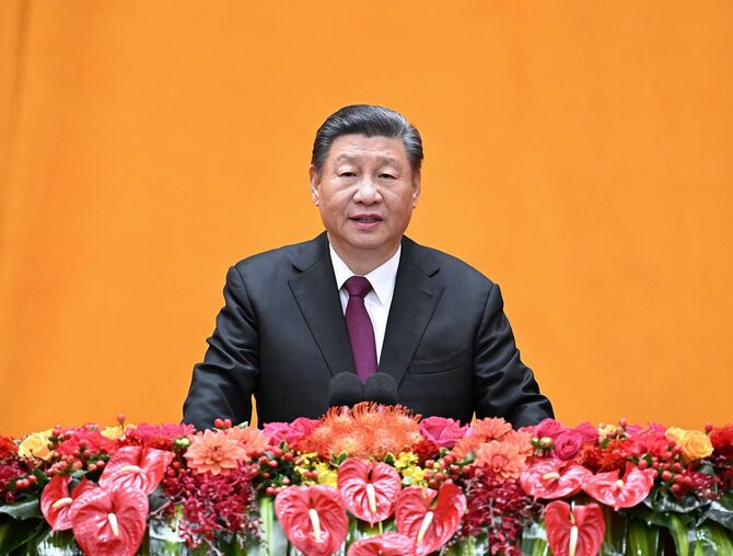 中国共産党中央委員会総書記で中央軍事委員会主席でもある習近平国家主席は、2024年2月8日、中国北京の人民大会堂で開かれた春節レセプションでスピーチを行った。