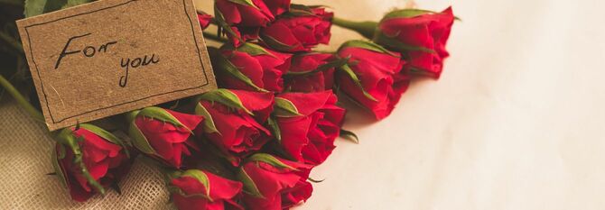 赤いバラの花束にカード