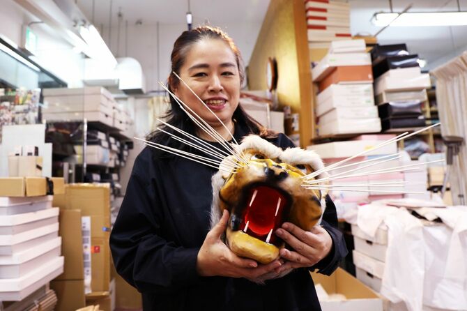 張り子のトラは、山笠人形職人、富田能央氏の作品。北九州文化を取り入れたくて、池田さんが足を運んでコラボが実現した。