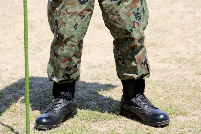 軽量の軍用ブーツで立っている兵士