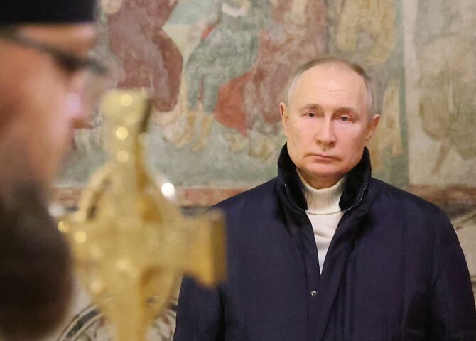 2023年1月7日、ロシア、モスクワのクレムリンにある生神女福音大聖堂で正教会のクリスマス礼拝に出席するプーチン大統領。