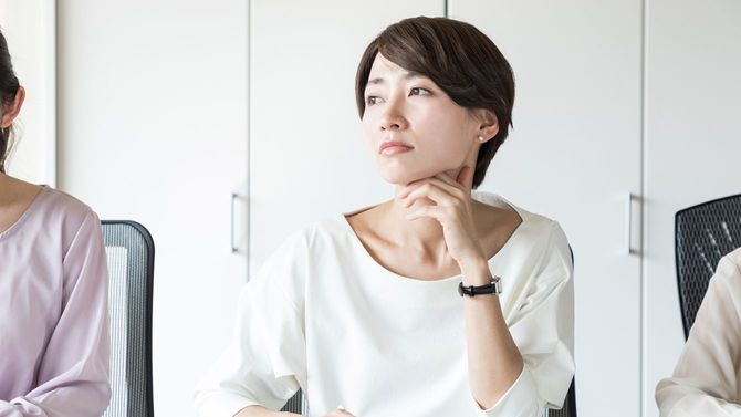 質問を待っている女性