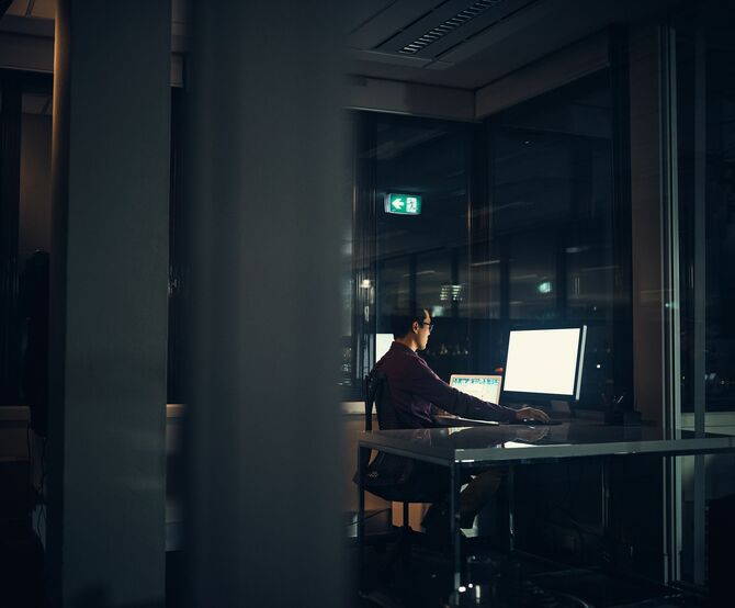 夜の会社で仕事する男性