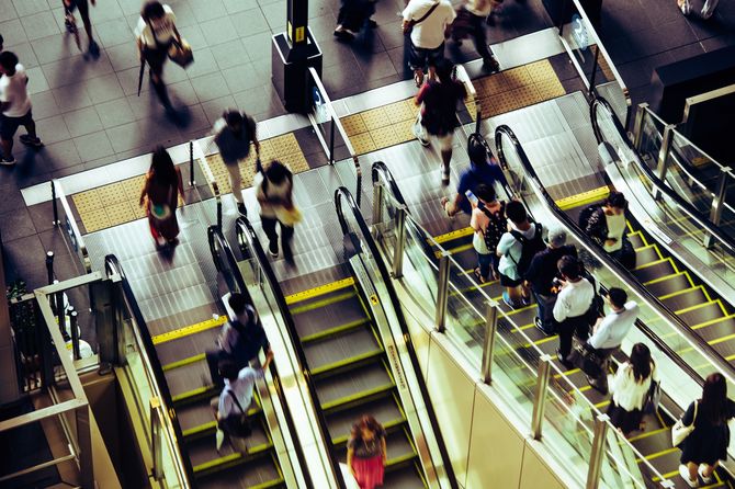 エスカレーターを利用している人々