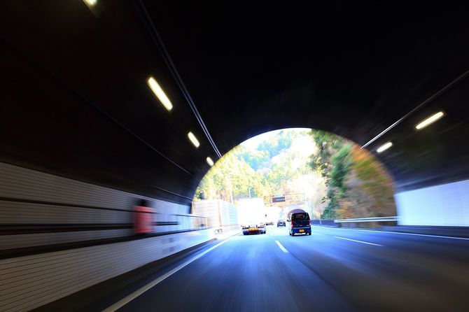 高速道路のトンネル