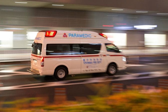 道路を走る救急車