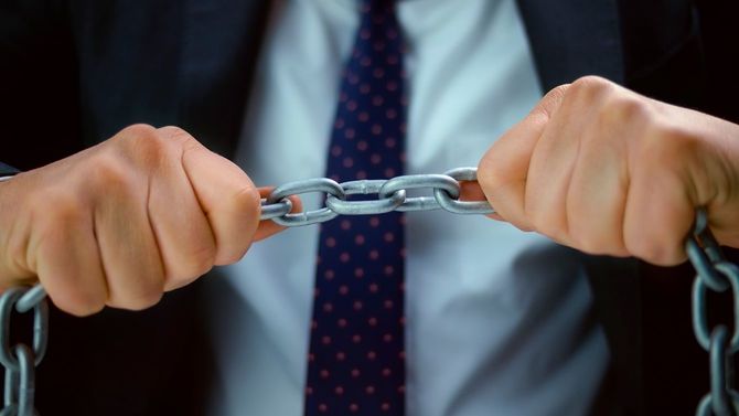 ストレスを抱えた若いアジアのビジネスマン