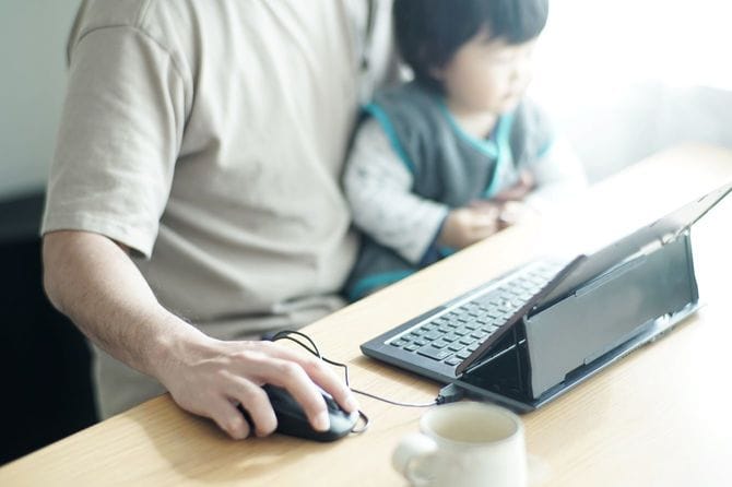 息子と一緒に家で働く父