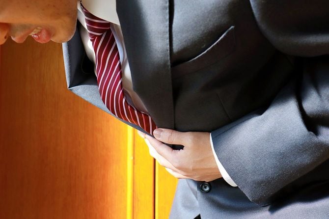 腹痛で空腹のビジネスマン