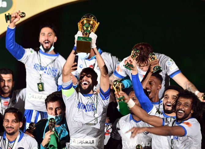 2020年11月28日、サウジアラビア・リヤドのキング・ファハド国際スタジアムで行われたサッカーのキングス・カップ決勝戦、アル・ヒラルとアル・ナスルの試合に勝利したアル・ヒラルのキャプテン、サルマン・アル・ファラジがカップを掲げている