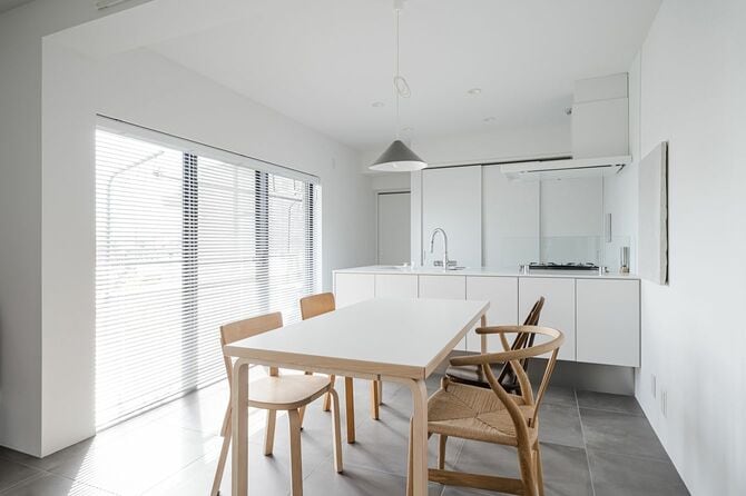 白を基調としたシンプルでモダンなスタイルのダイニング