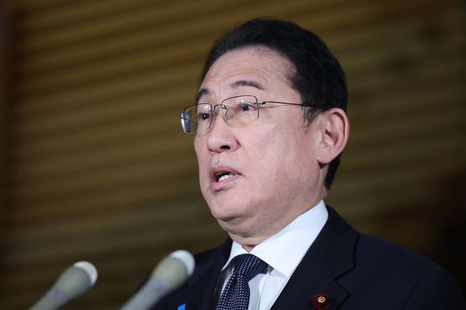 記者団の取材に応じる岸田文雄首相＝2024年2月27日、首相官邸