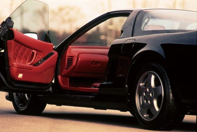 助手席のドアを開いたホンダNSX