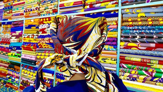 ケニア・ナイロビの布地店。店員もカラフルなアフリカ布のターバンをしていることが多い