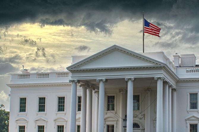 暗い雲に覆われたホワイトハウス