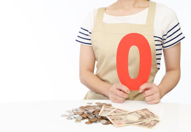 現金と、赤いゼロの文字を持つ女性
