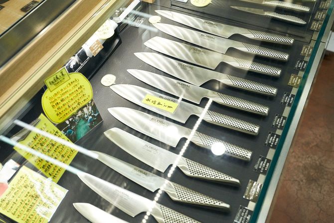 「飯田屋」の店内。包丁を解説するPOPが並ぶ