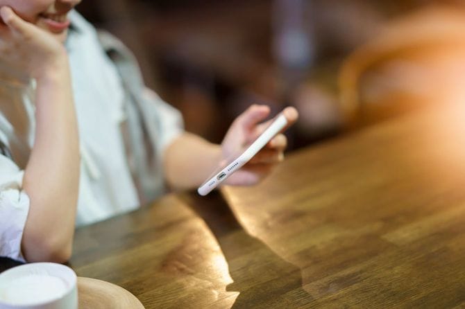 スマートフォンの画面を見ている若い女性