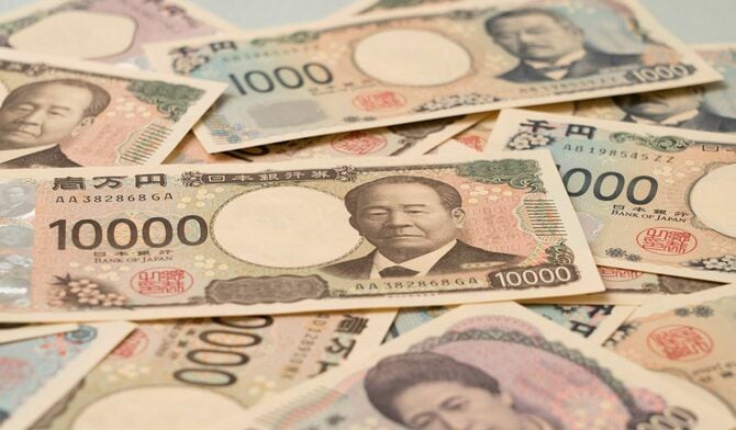 1万円札の山
