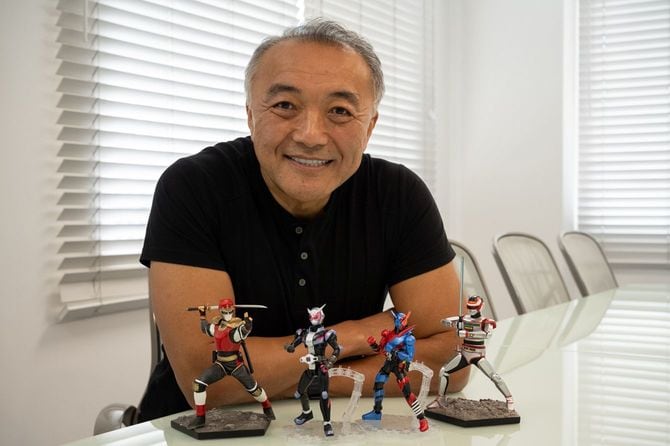 新旧の特撮ヒーローフィギュアを前に語るサトウ・カンパニー代表の佐藤ネルソンさん