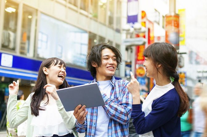 談笑しながら街を歩く人たち