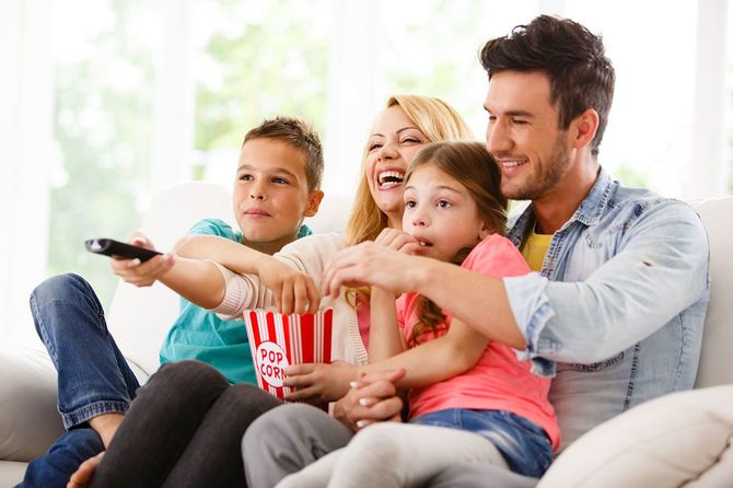 ご家族とリビングルームに TV