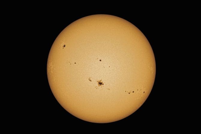 望遠鏡を通して見た黒点のある太陽