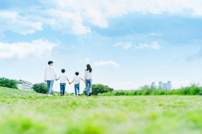 芝生を歩く家族