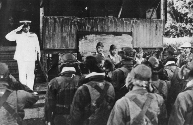 山本五十六が戦死する直前、ラバウルで日本の海軍兵士に敬礼する様子、1943年4月18日