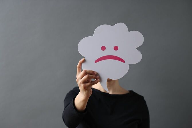 泣きの絵文字を持つ吹き出しを持つ女性