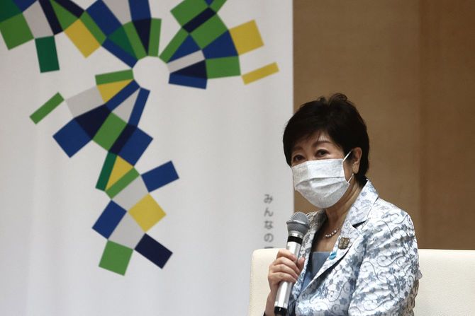 2021年5月7日、東京で行われた世界陸上競技連盟のセバスチャン・コー会長との会談で発言する小池百合子東京都知事。