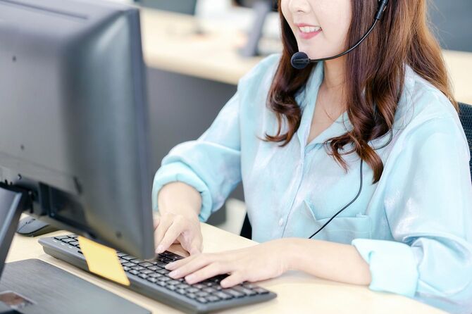 コールセンターで対応するビジネスパーソン