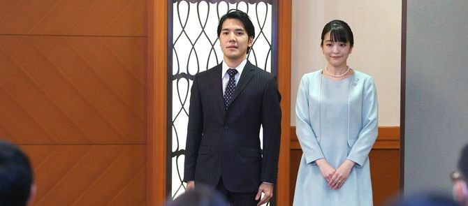 結婚の記者会見を終え、退席する小室圭さん（左）と眞子さん＝2021年10月26日午後、東京都千代田区［代表撮影］