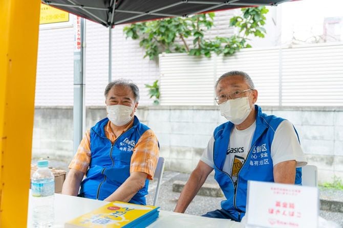 キャプション→子ども食堂の活動に参加するシニア世代のボランティア