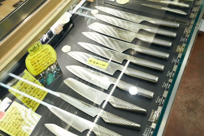 「飯田屋」の店内。包丁を解説するPOPが並ぶ