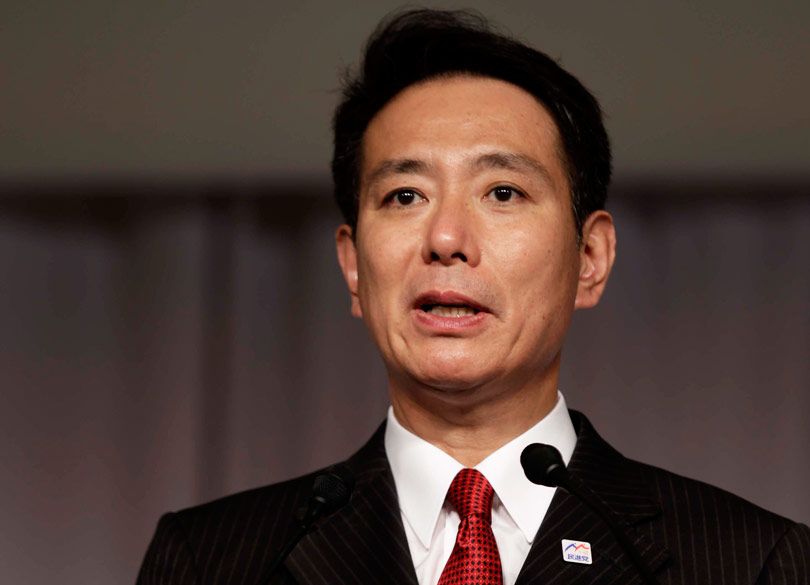 分裂阻止で抱きつかれた前原民進党の前途 「改憲より国民生活」と言うが……