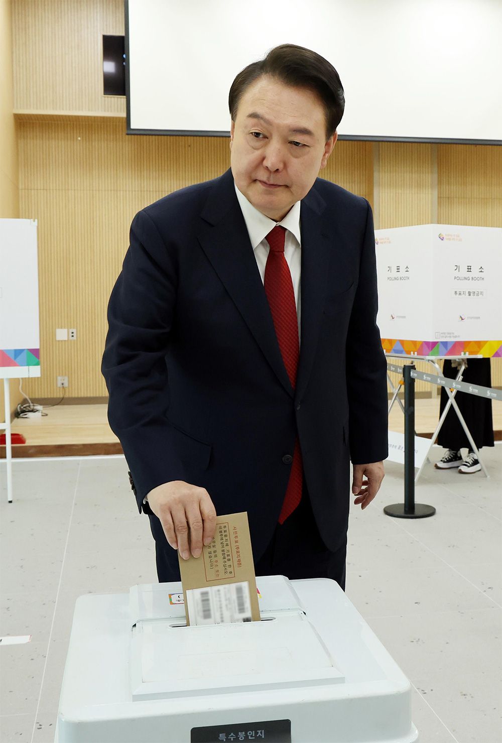 釜山で投票する尹錫悦大統領
