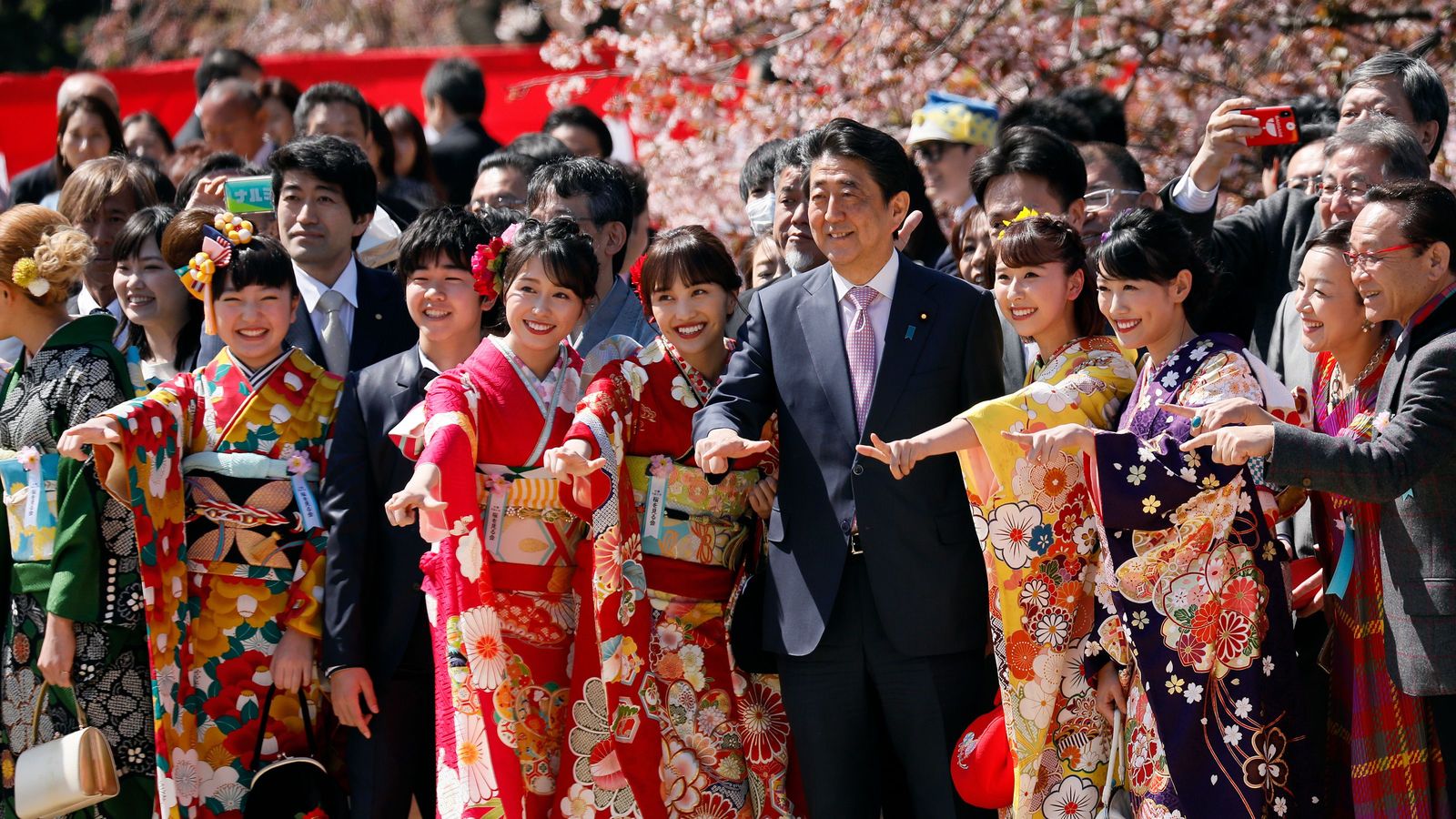 安倍長期政権の本質はお金じゃぶじゃぶと｢桜｣ 憲政史上最長の首相は何をしたのか