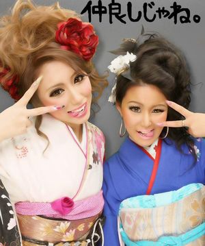 晴れ着姿で友人とプリクラに写る榊さん(左)