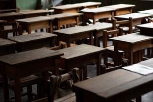 古い机と椅子が並ぶ学校の教室
