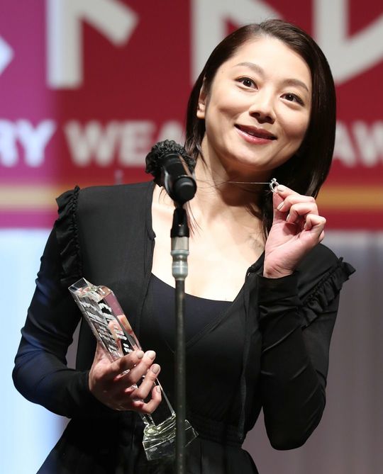 第32回日本ジュエリーベストドレッサー賞を受賞した俳優の小池栄子さん